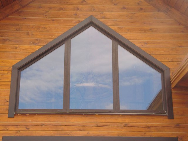треугольное окно